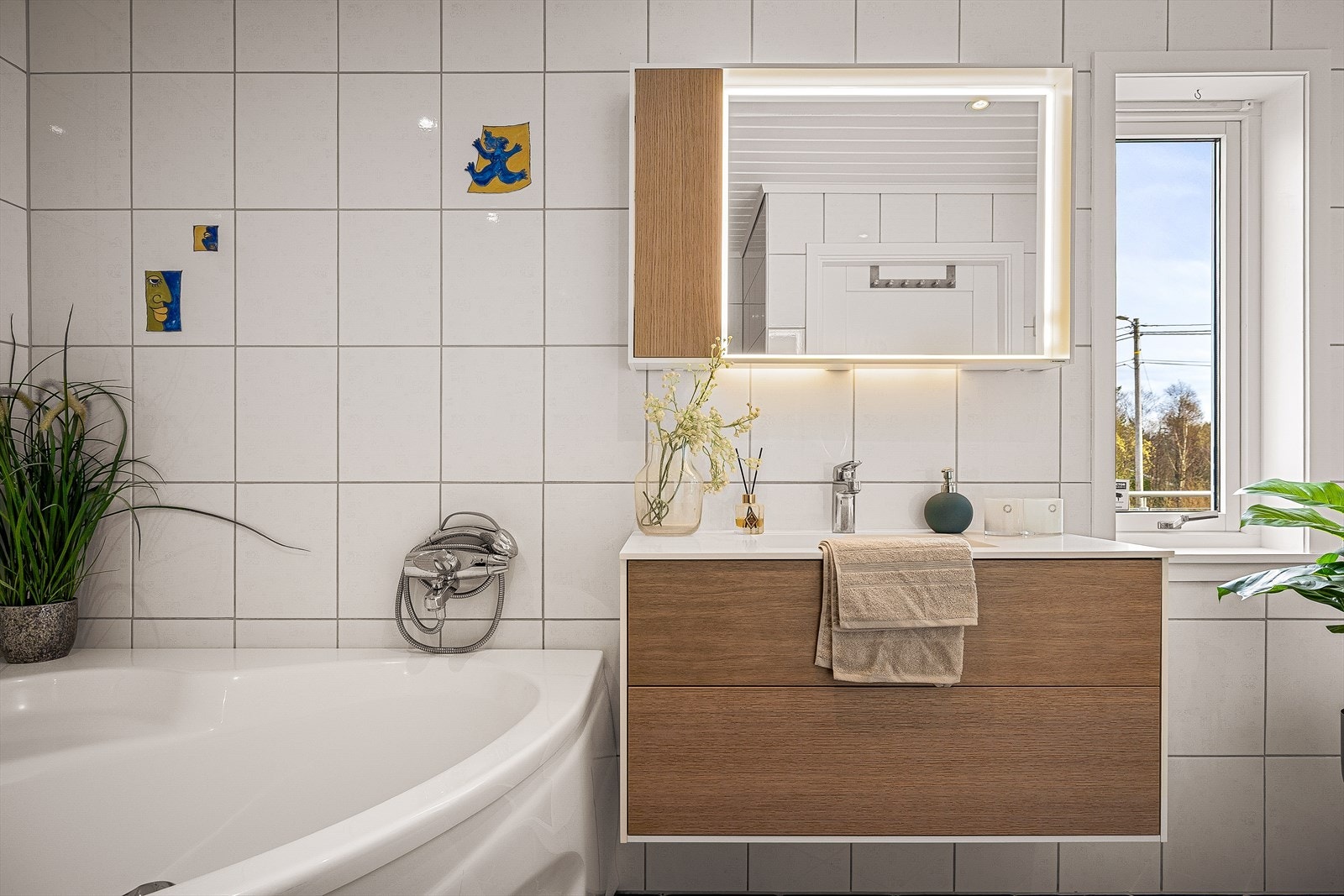 Baderommet er fra byggeår, mens noe av innredningen er fra 2020. Baderomsmøbel med laminerte fronter, heldekkende servant og ett-greps blandebatteri... Galleribilde