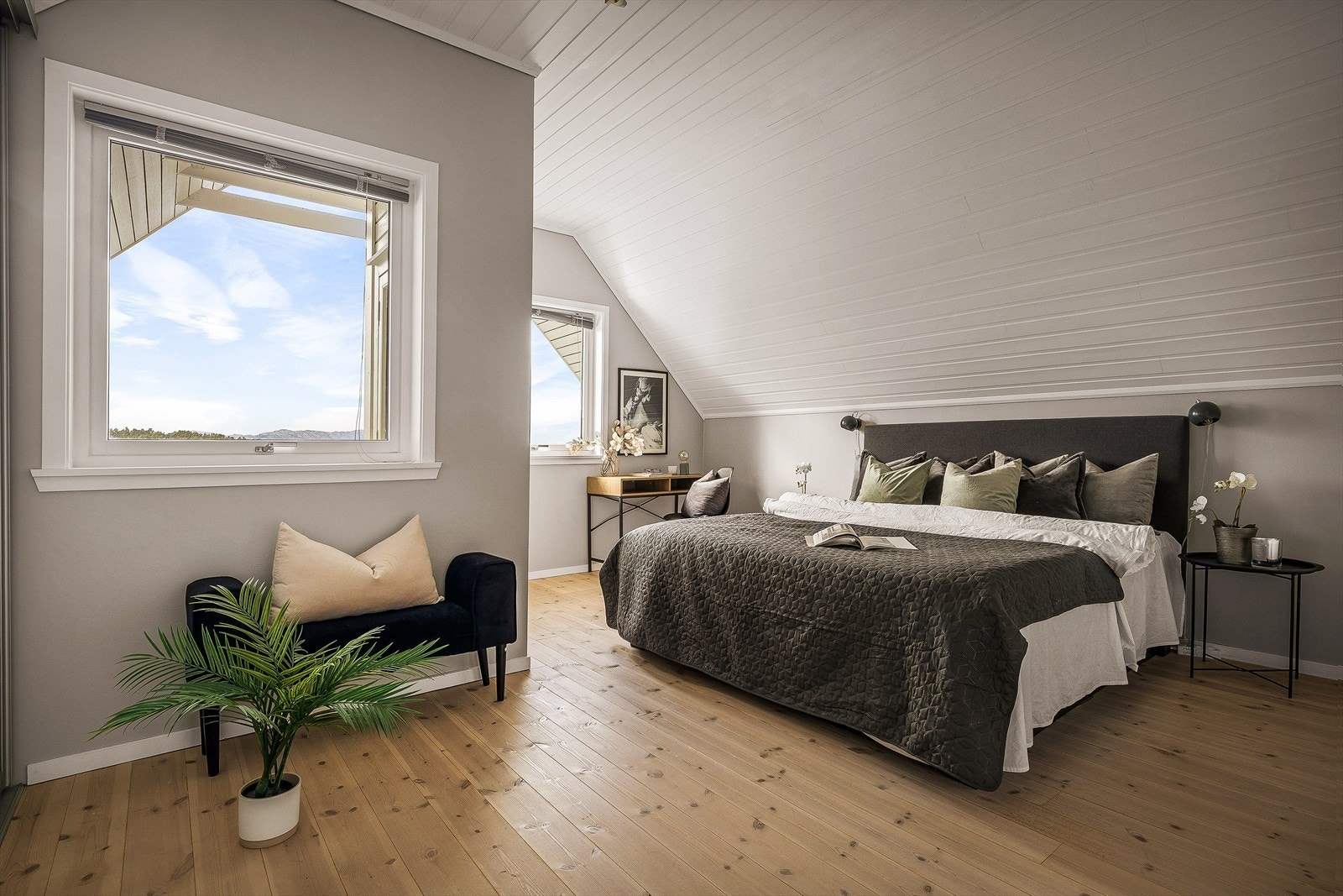 Soverom 2 i etasjen har privat balkong og er på ca. 19,0 m². Galleribilde