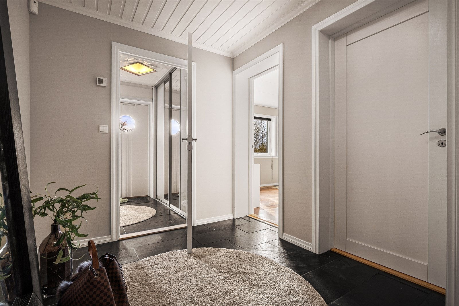 Det er gjennomgående vannbåren gulvvarme i hele underetasjen (foruten garasje), hovedetasjen samt på bad i loftsetasjen. Galleribilde