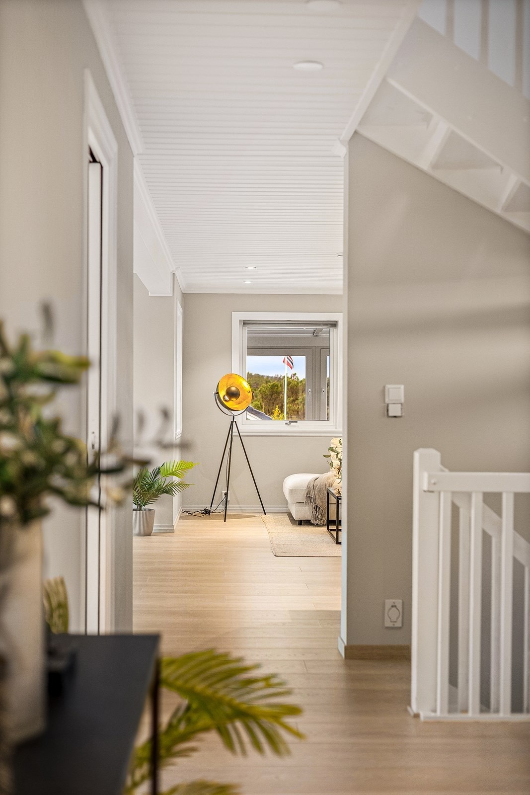 Boligen har rentbrennende vedovn i stue, samt varmegjenvinning fra ventilasjonsanlegget. Galleribilde