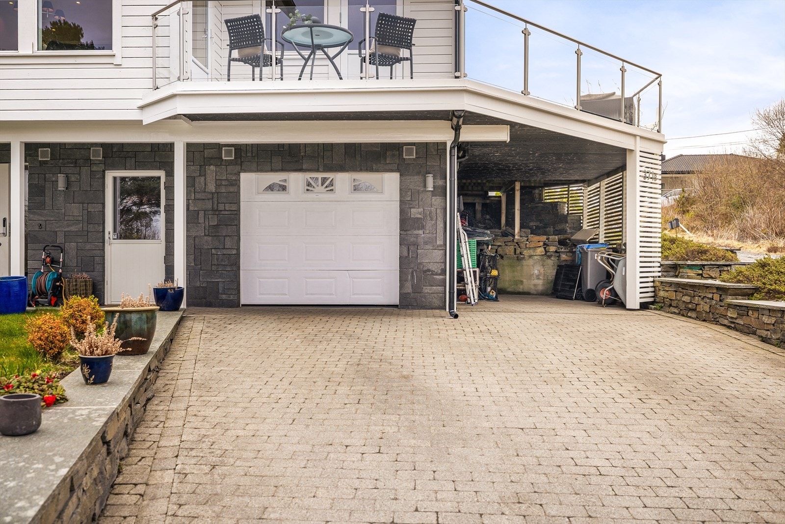 Parkering i integrert dobbelgarasje (40,5 m²) samt carport med elbillader. To biloppstillingsplasser. Galleribilde
