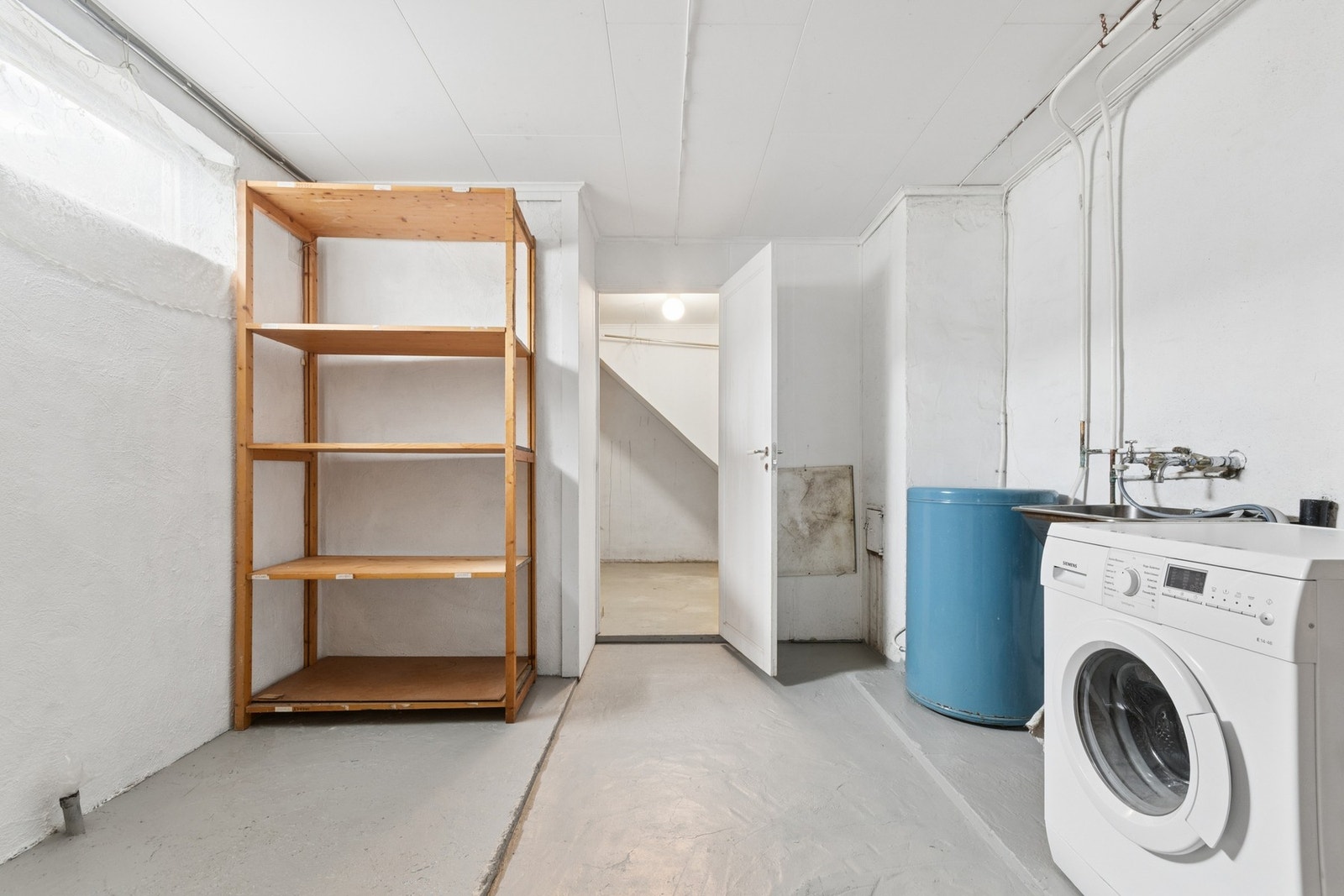 Utgravd del av kjelleren - se punkt under "innhold".
Her er boligens stoppekran og en varmtvannstank på ca. 200 liter. Galleribilde