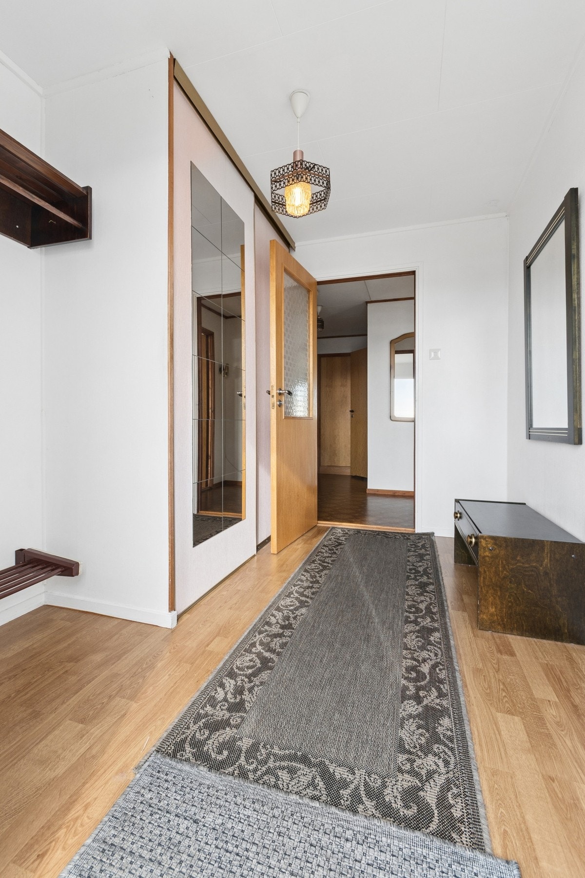 Entré med praktisk skyvedørsgarderobe og godt med armplass. Galleribilde