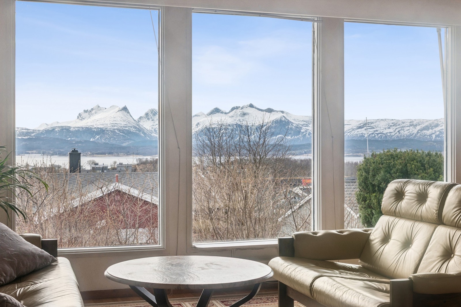 Herlig utsikt mot Børvasstindan fra stuevinduet. Galleribilde