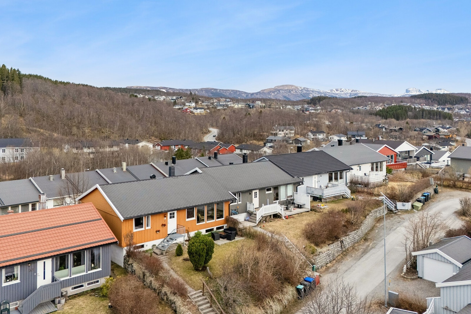 Umiddelbar nærhet til skog og mark, med godt sti- og løypenettverk, både sommer og vinter. Galleribilde