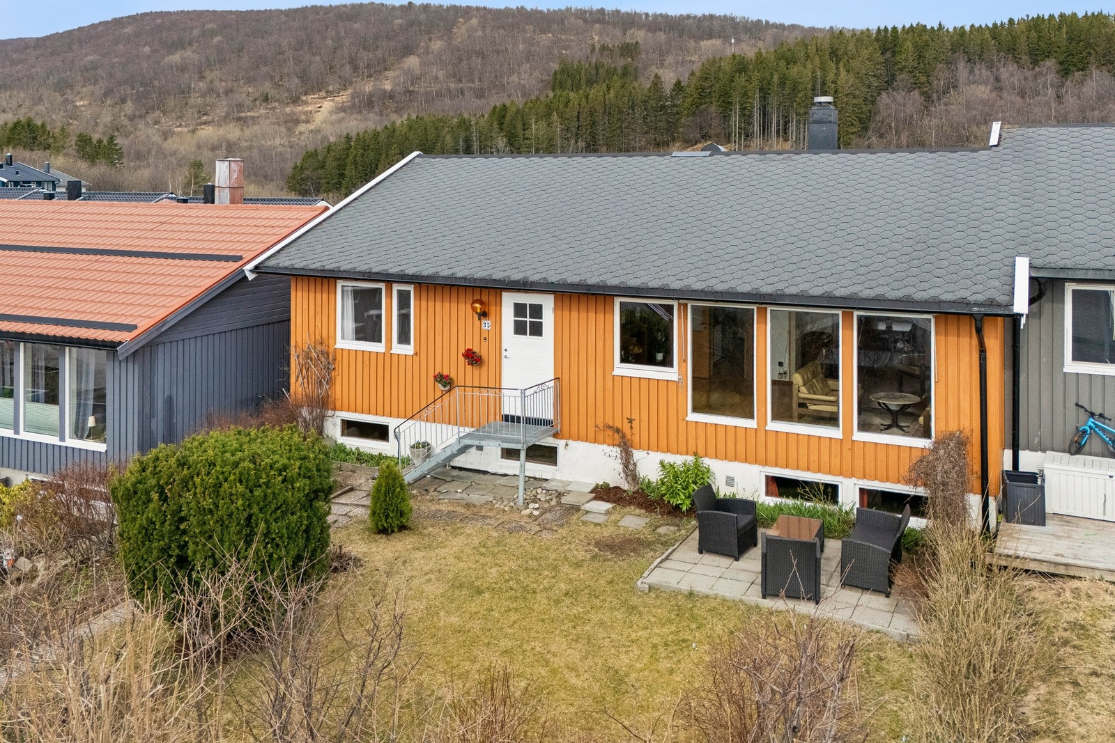 Rekkehus over to plan med en familievennlig beliggenhet i et etablert og rolig nabolag på Hunstad. Galleribilde