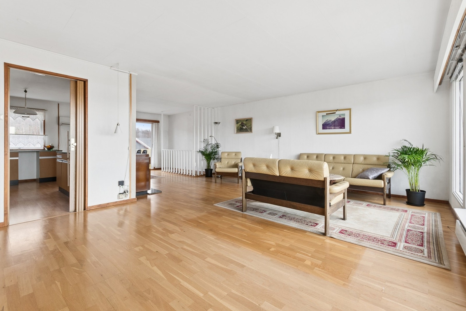 Vedfyring i stue. Galleribilde
