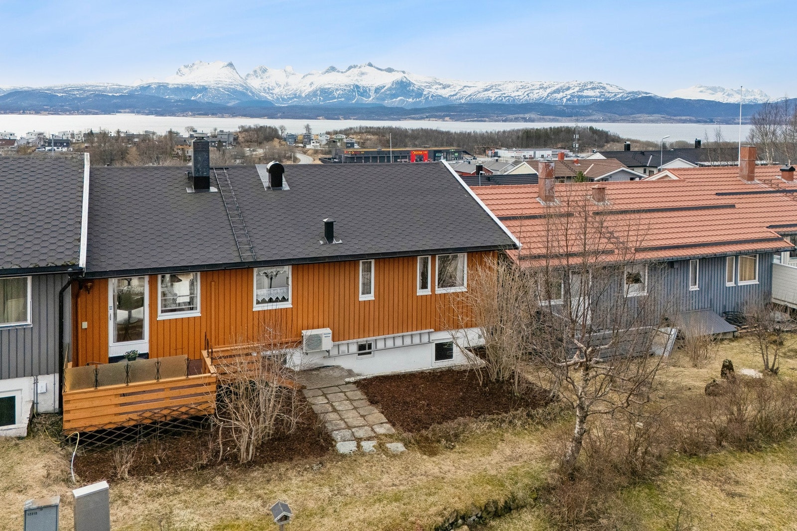 Fra eiendommen er det kort vei til skole og barnehage, samt Hunstadsenteret. Galleribilde