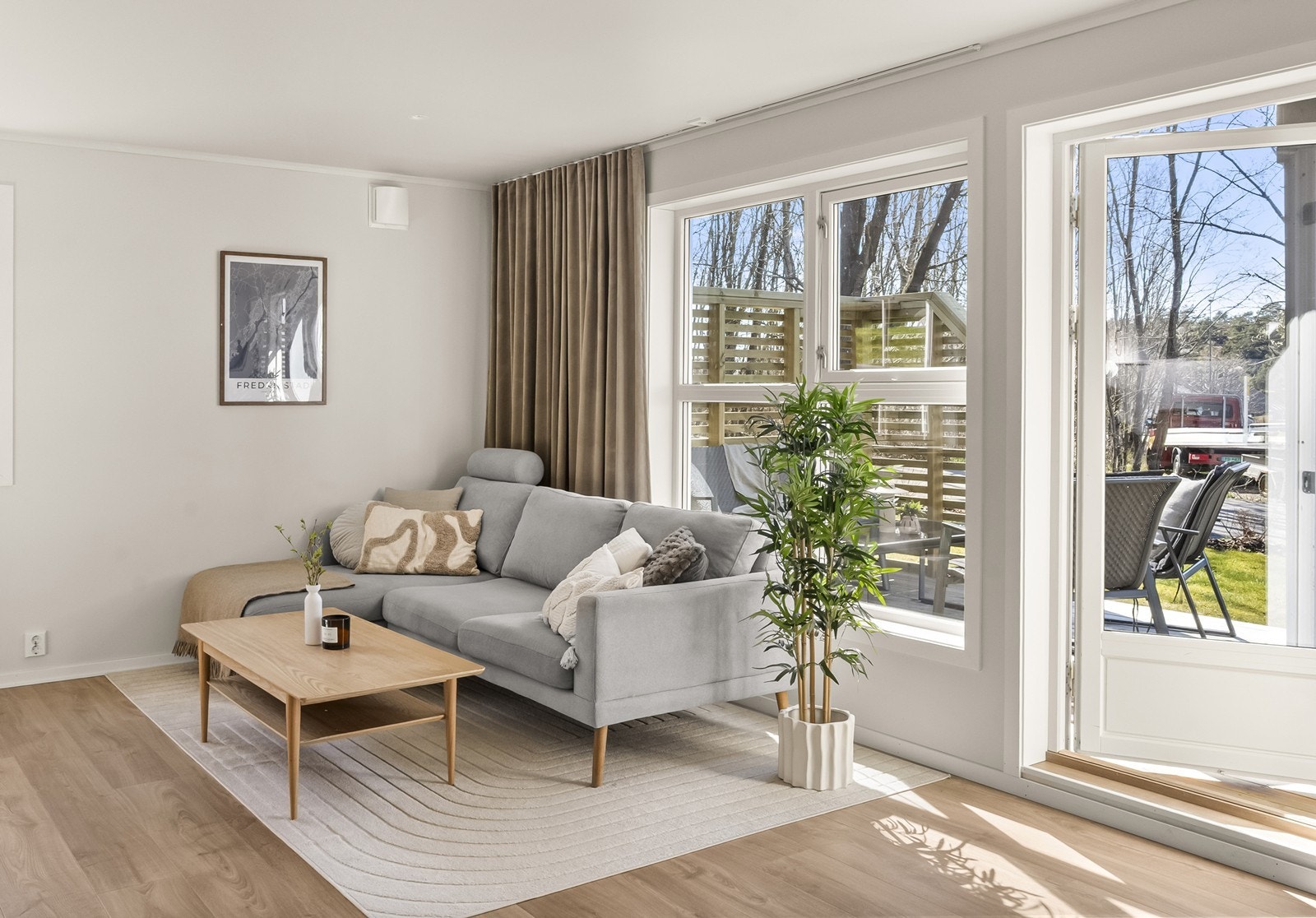 Lys og innbydende stue med moderne uttrykk Galleribilde