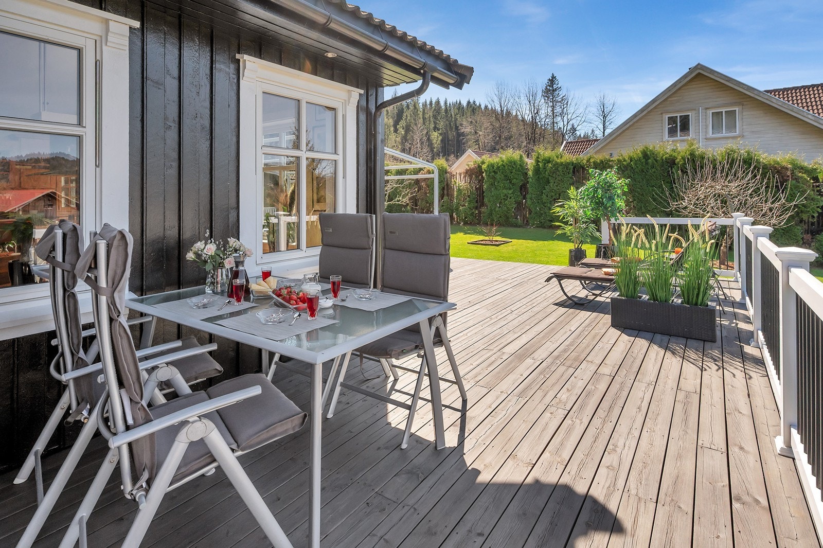 Stor terrasse med mange uteplasser Galleribilde