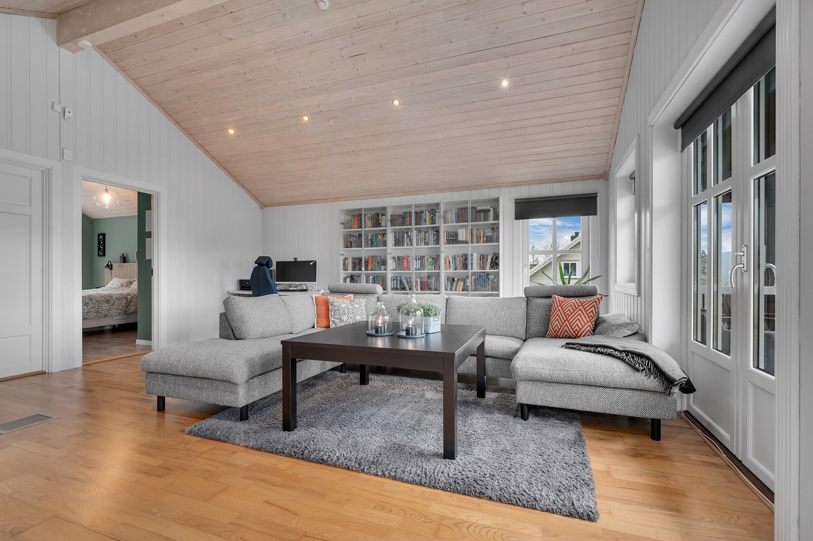 Loftstue med utgang til balkong Galleribilde