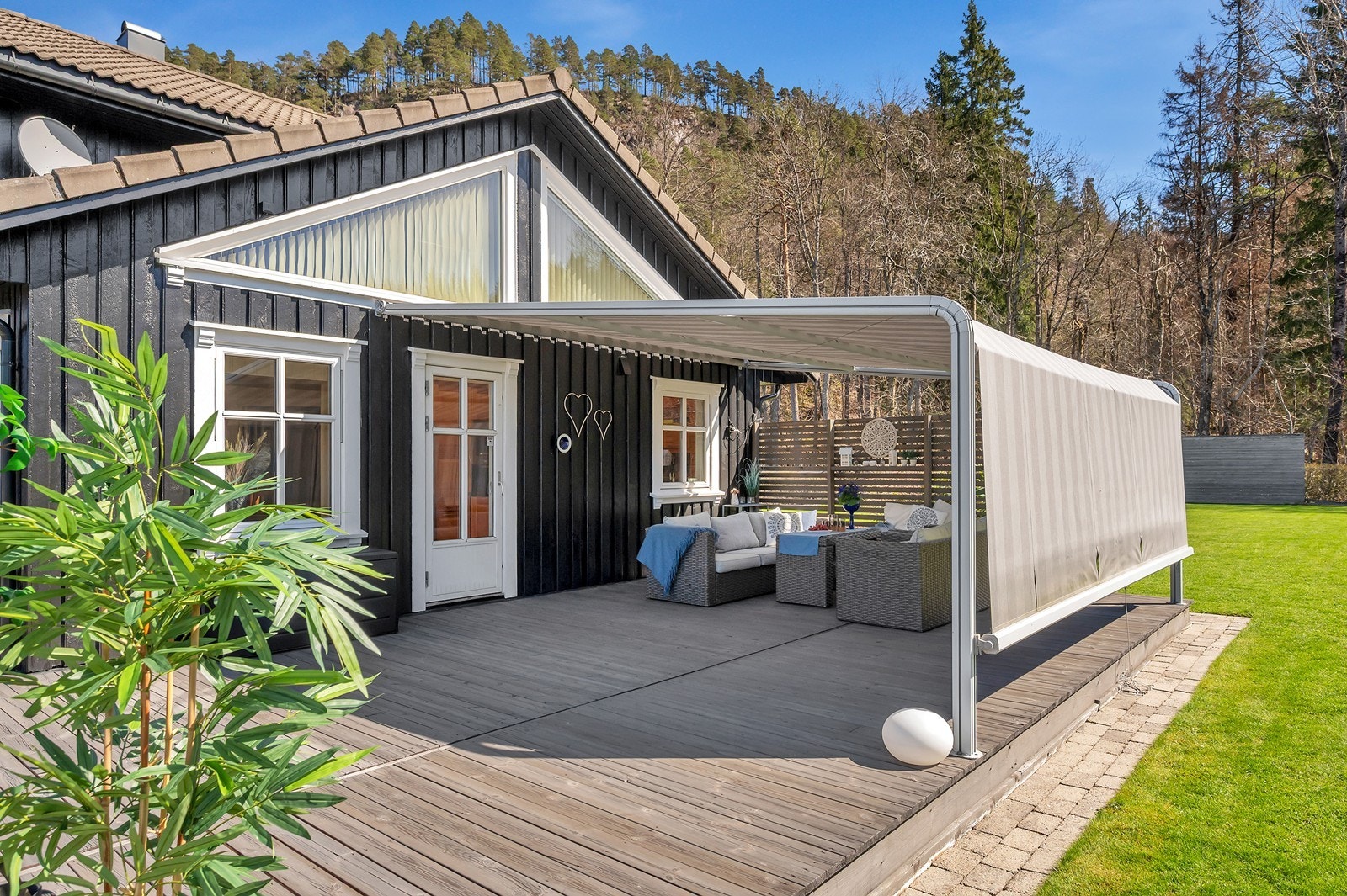 Lun og skjermet uteplass. Det er elektrisk markise på 5m x 4,5m. Galleribilde