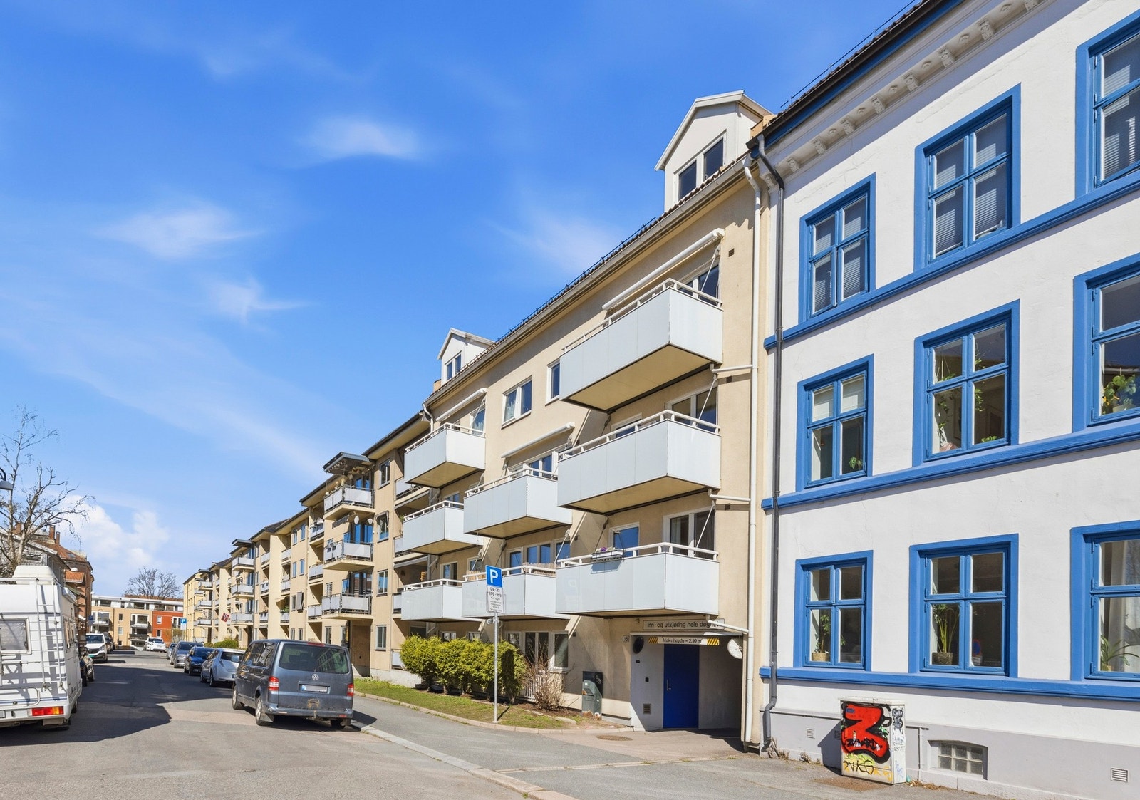 Fasade - Leiligheten ligger flott til i en rolig og tilbaketrukket gate på Vålerenga - nær Kampen, Ensjø, Tøyen og Kværnerbyen. Galleribilde