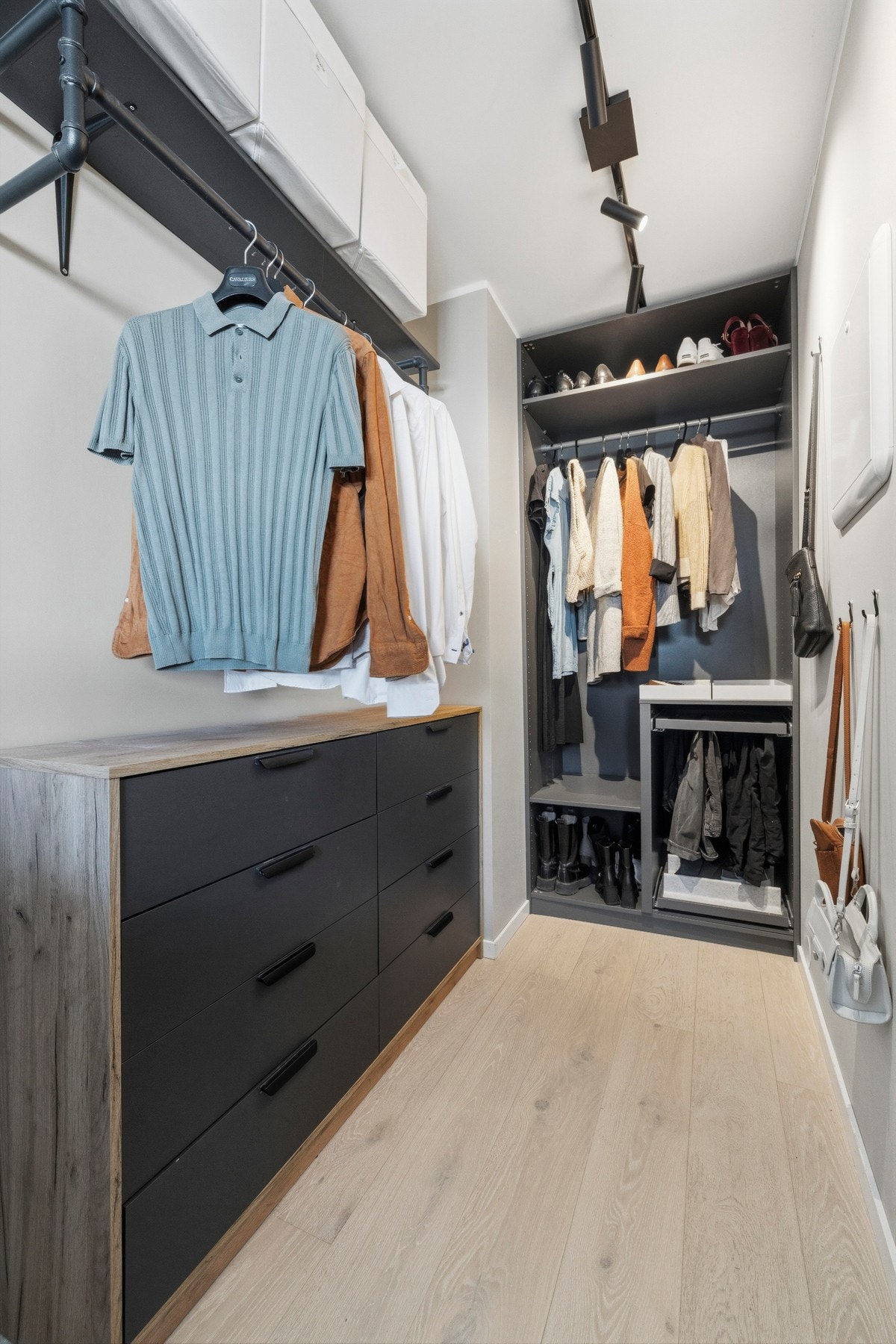 Praktisk walk-in-closet Galleribilde