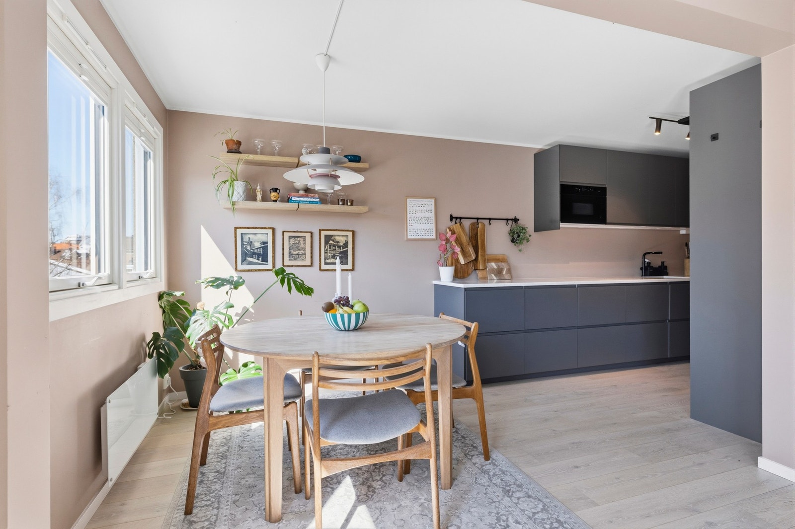 Moderne kjøkkeninnredning i delvis åpen løsning mot stuen Galleribilde