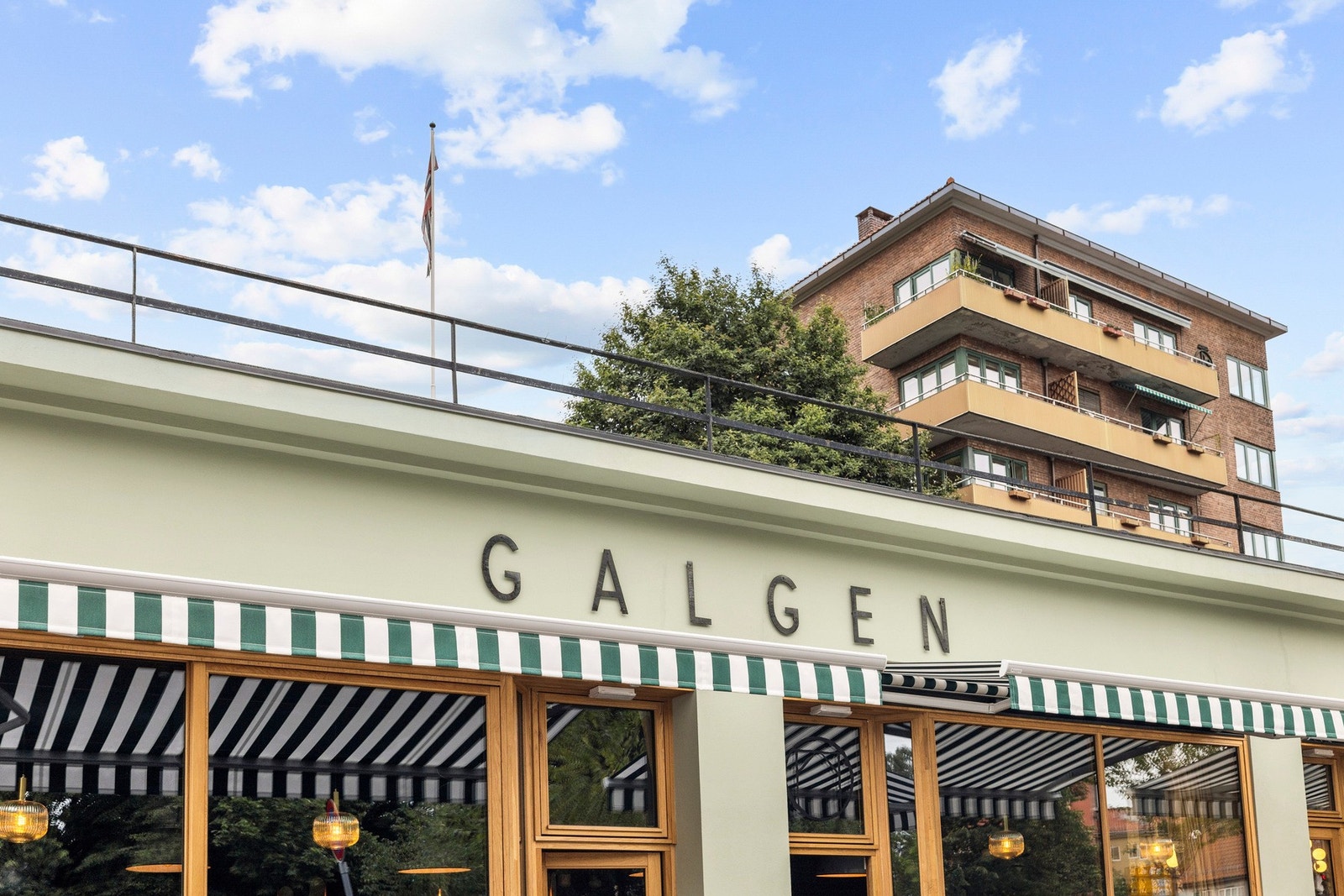 Galgen er en hyggelig nabolagskafé og restaurant med en avslappet atmosfære, perfekt for både en kaffe i solen og en bedre lusnj. Galleribilde