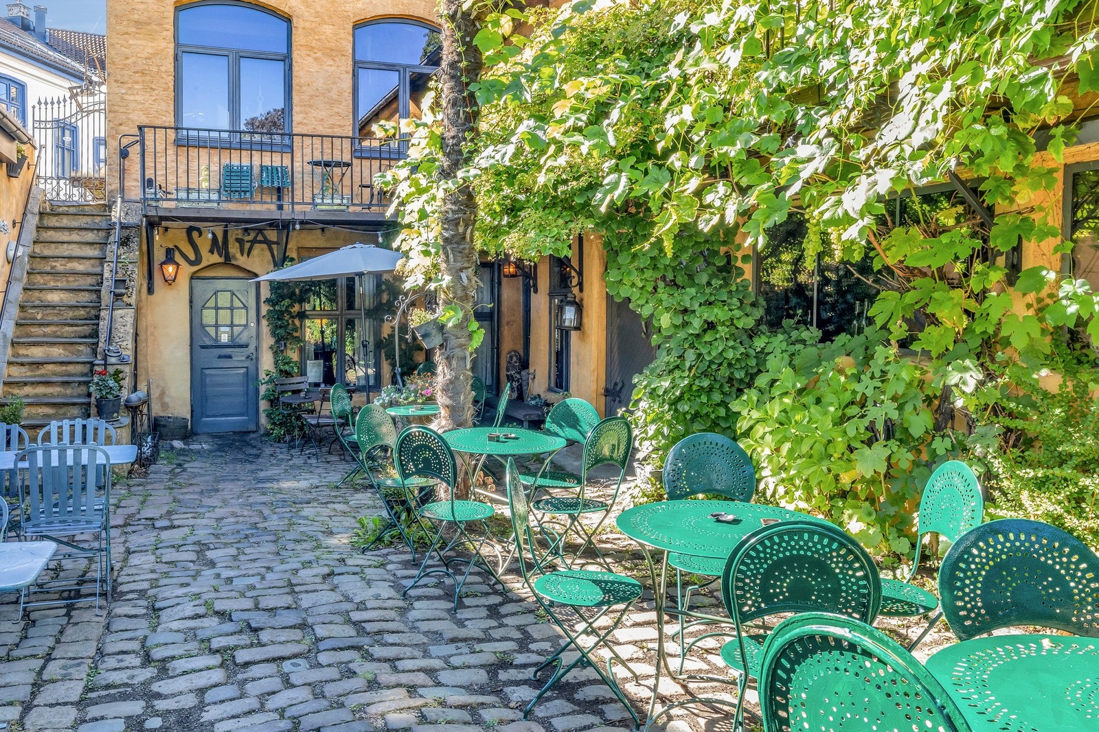 Smia er en populær nabolagsrestaurant med en livlig atmosfære, kjent for god mat og hyggelig uteservering. Galleribilde