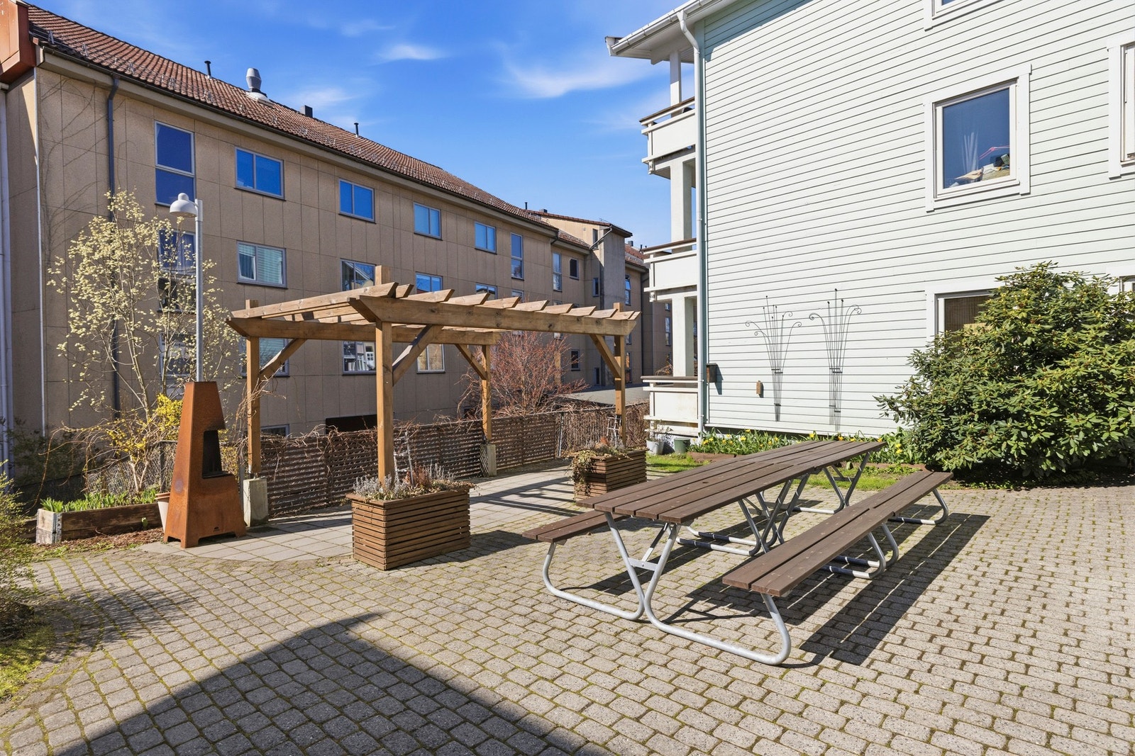Her bor du i et idyllisk område med sjarmerende trehusbebyggelse og koselige gater Galleribilde