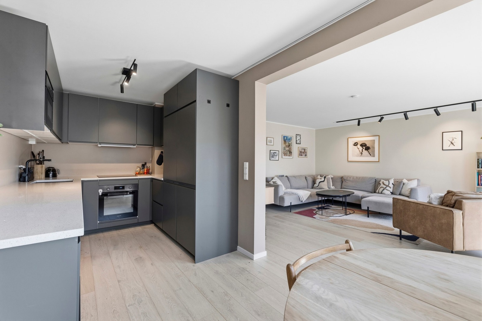 Flott kjøkkeninnredning fra Ikea med slette fronter og overskap med benkebelysning Galleribilde