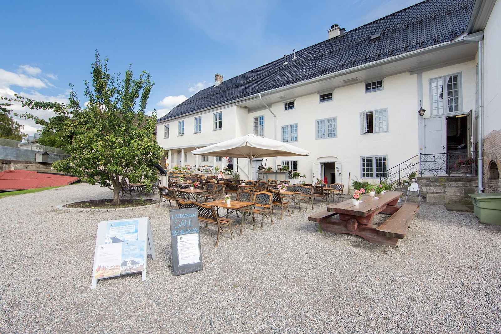 Landegården Café er en sjarmerende og uformell møteplass på Vålerenga, kjent for god kaffe, enkle retter og en hyggelig atmosfære som trekker både naboer og besøkende. Galleribilde