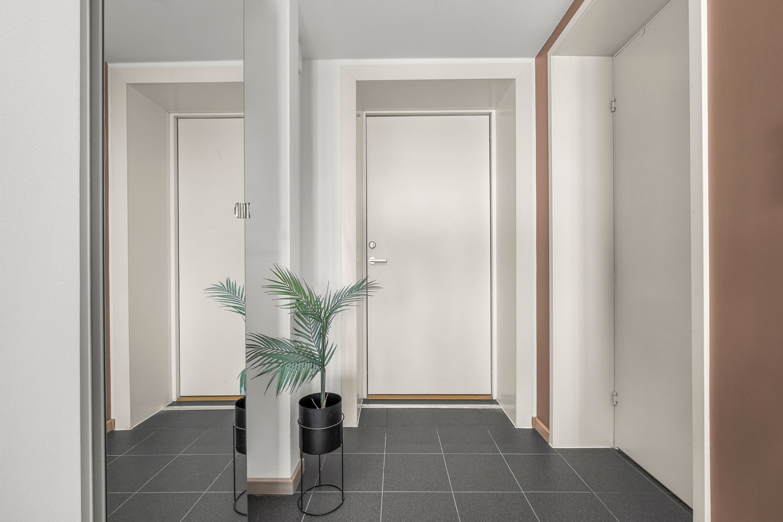 Innbydende flislagt entrè med varme i gulv Galleribilde
