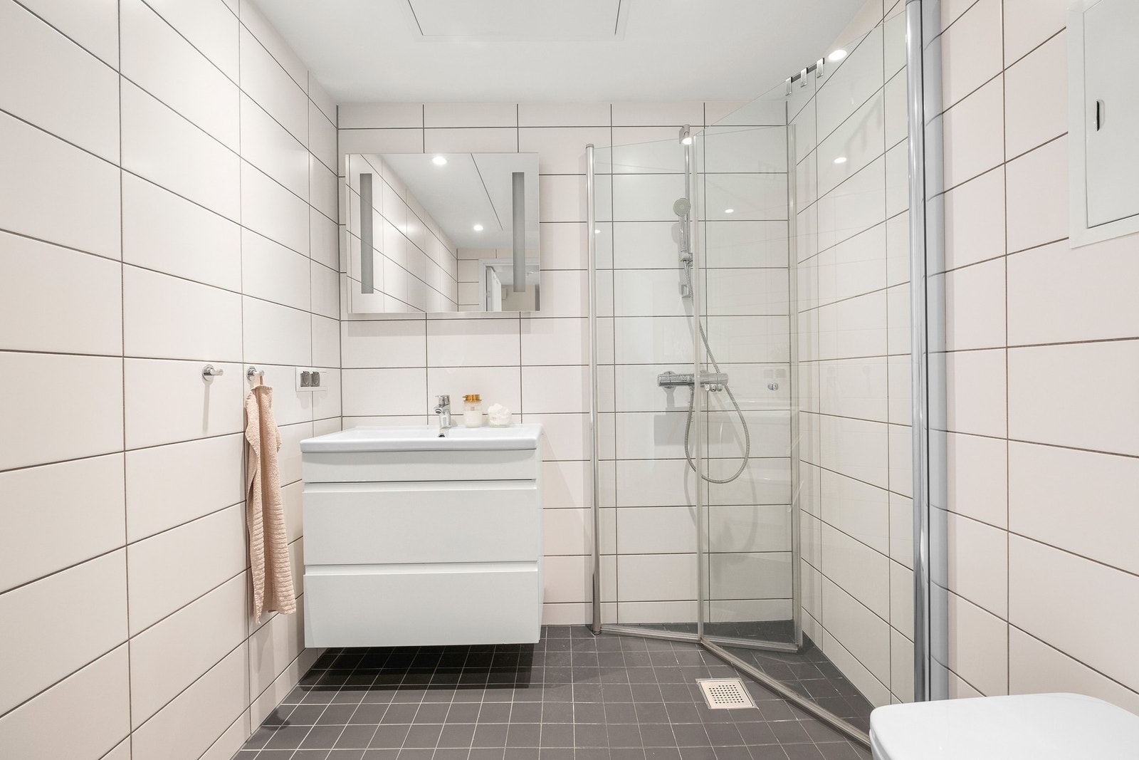 Pent flislagt bad med varme i gulv Galleribilde