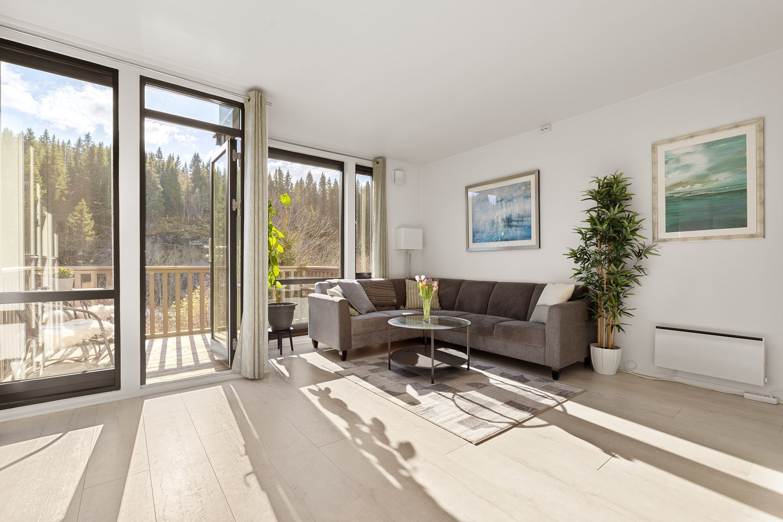 Store vindusflater slipper inn rikelig med naturlig lysinnslipp til stuen. Galleribilde