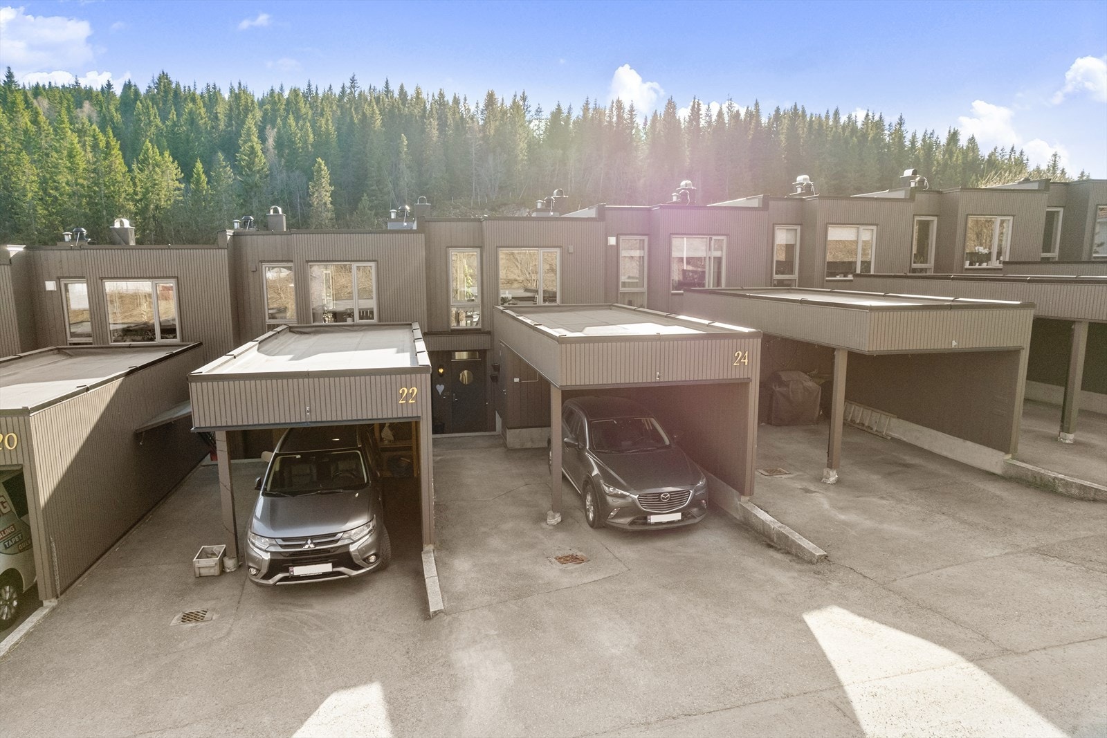 Boligen har egen carport og disponerer i tillegg en praktisk utvendig bod med gode oppbevaringsmuligheter. Galleribilde