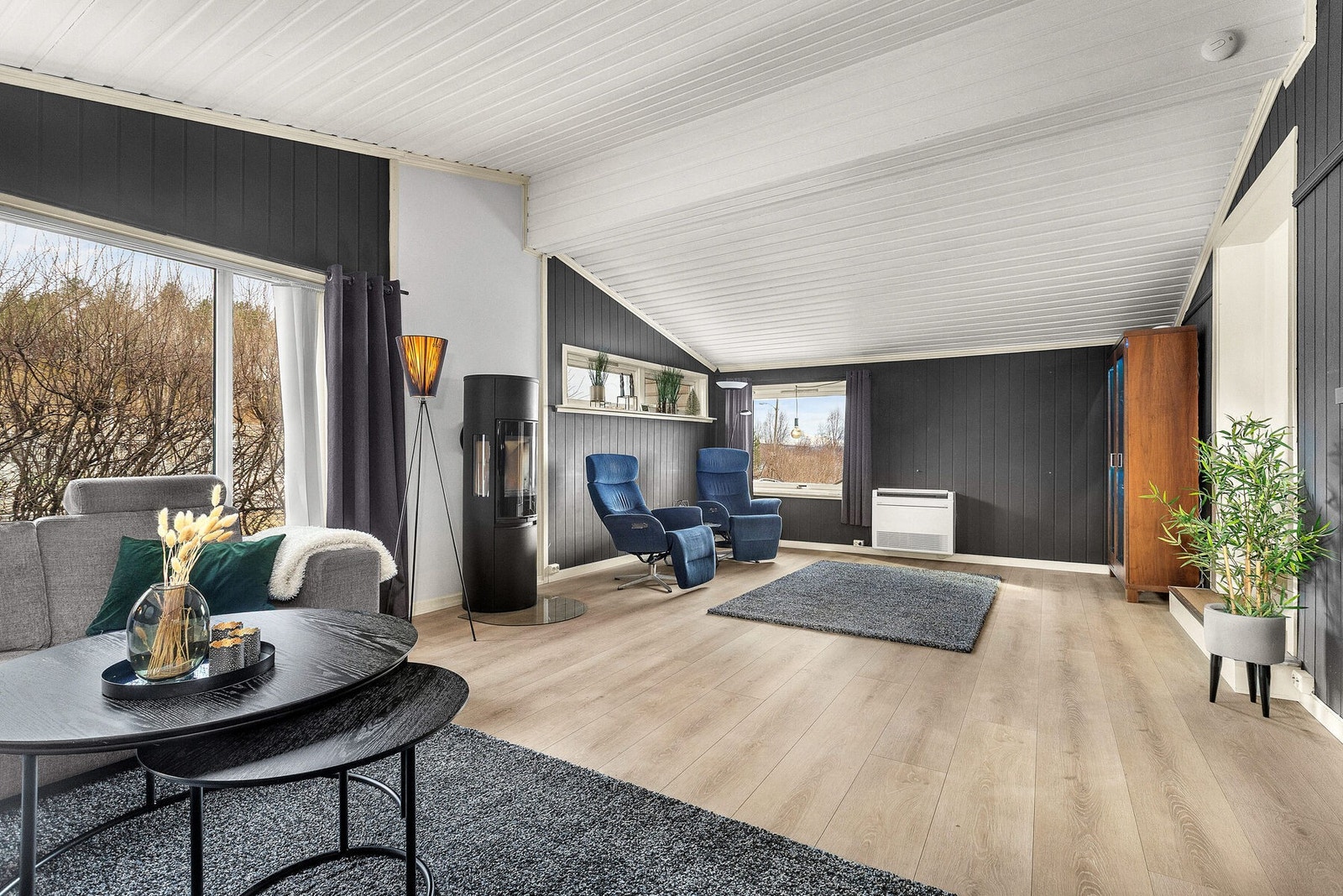 Romslig stue med store vindusflater, god takhøyde, vedovn og varmepumpe. Galleribilde