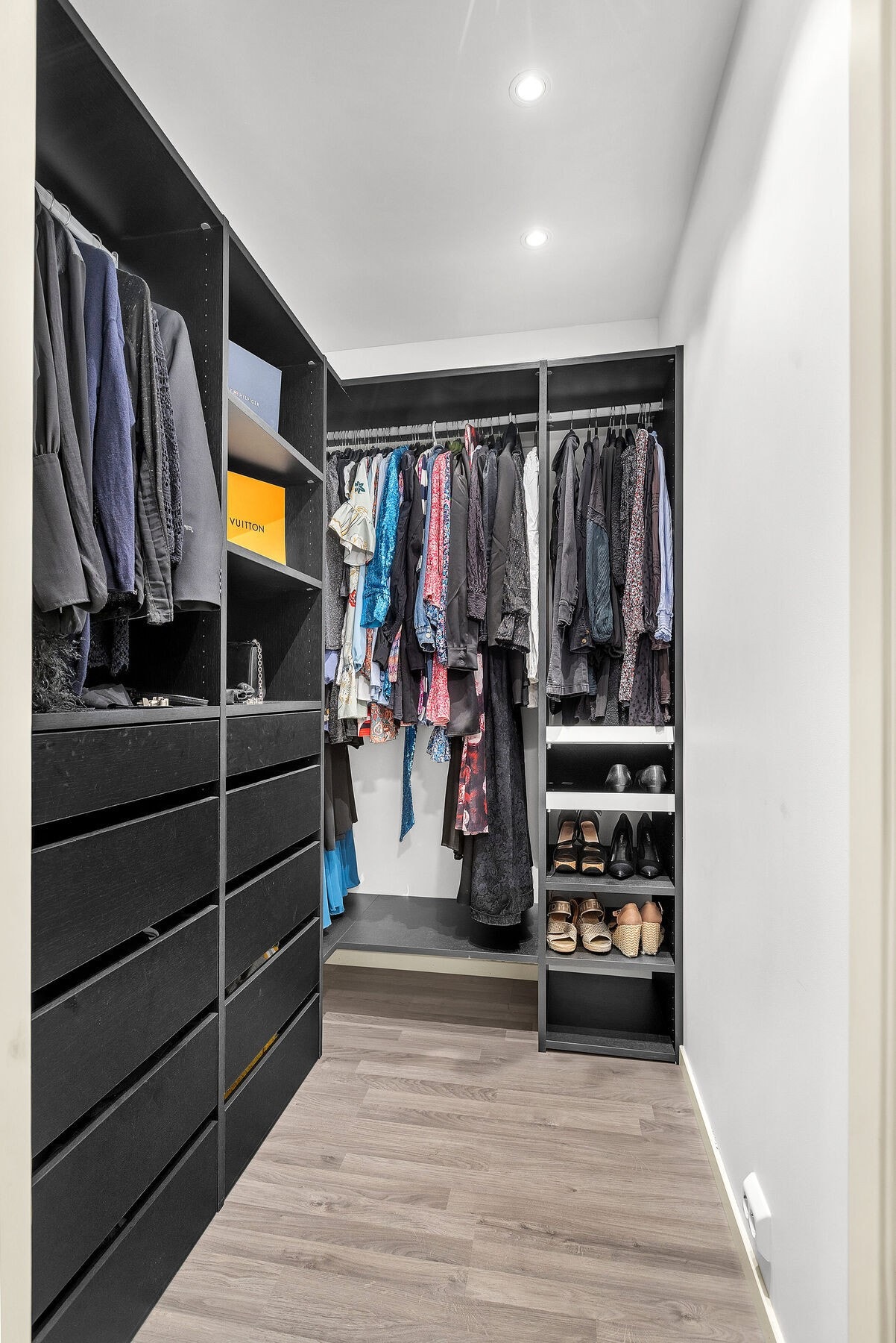 Praktisk walk-in garderobe fra soverommet Galleribilde