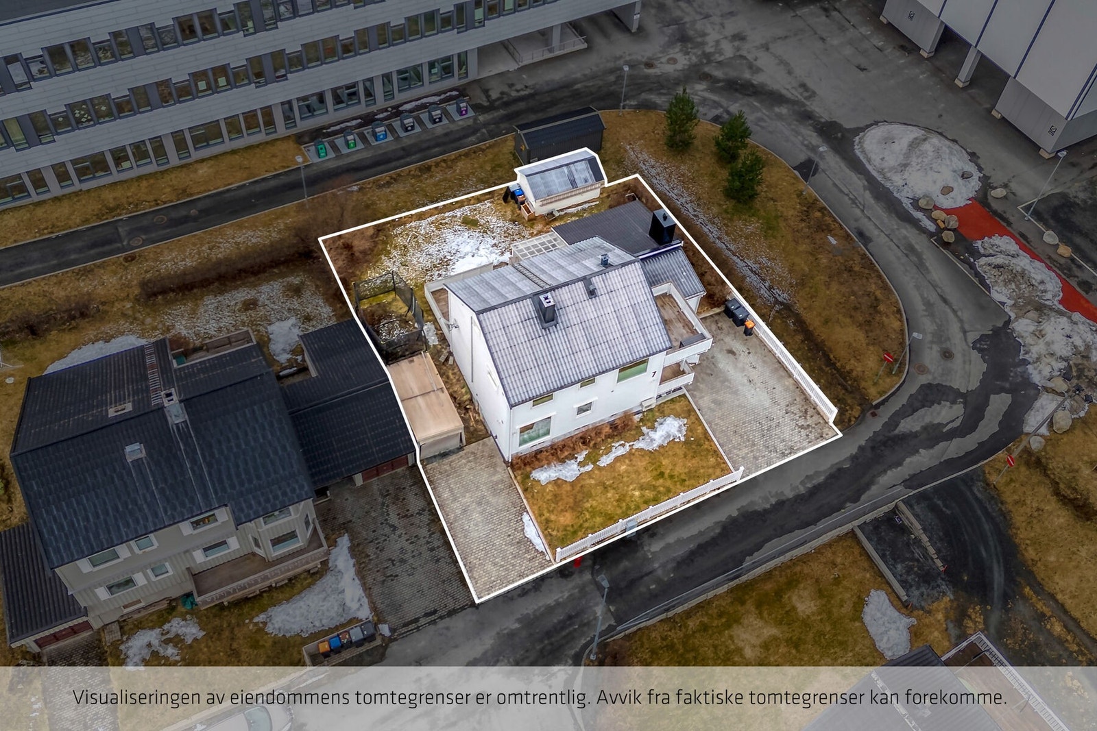 Eiendommen er flat, opparbeidet og har godt med parkering. Galleribilde