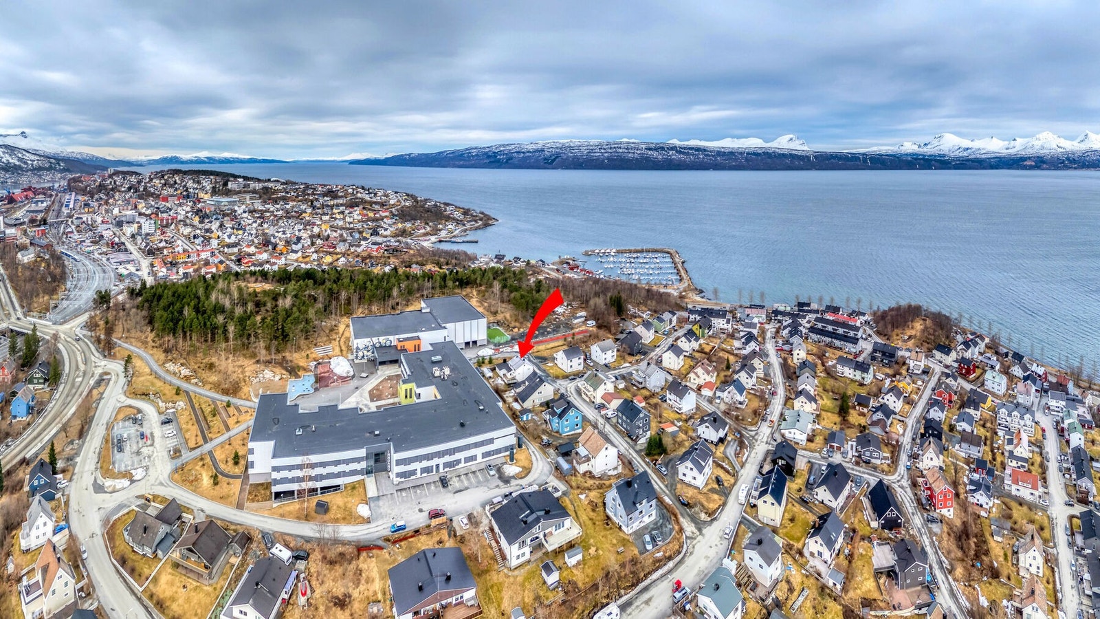 Boligen ligger fint til i Narvik med kort vei til skole, barnehage, sentrum, butikker og turområder. Få også med deg at det er god solgang og fin utsikt fra eiendommen. Galleribilde