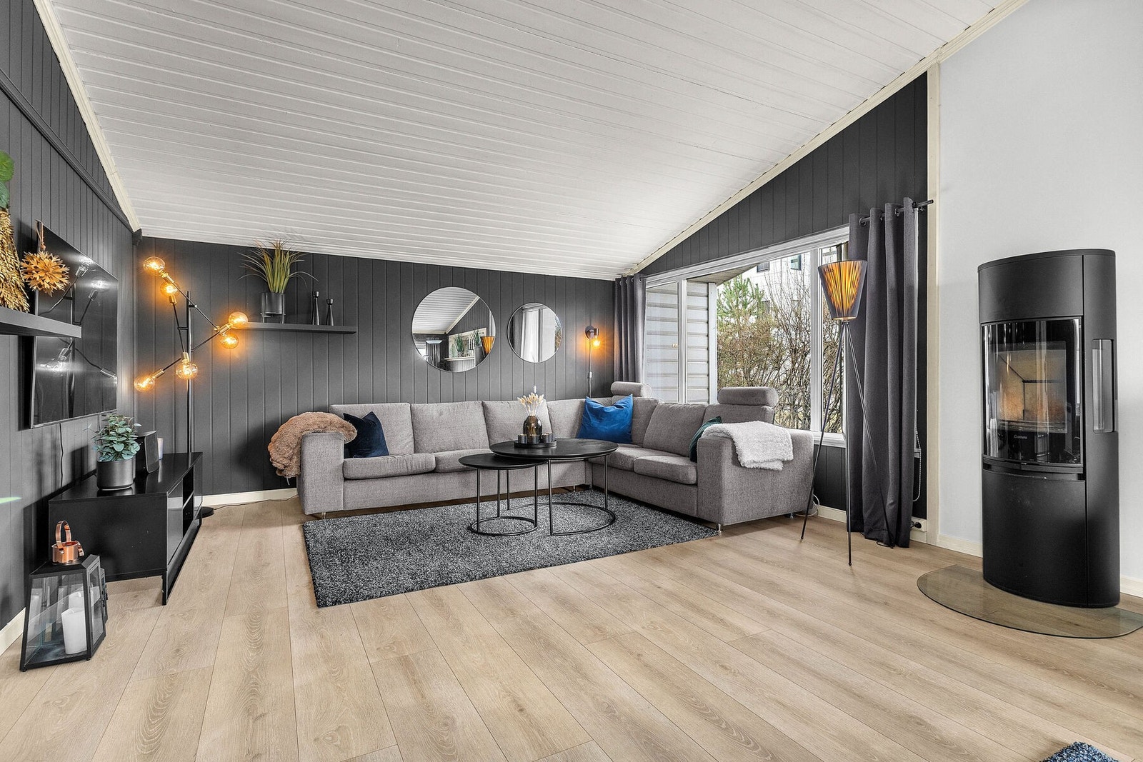I stuen er det godt med plass til familie og venner Galleribilde