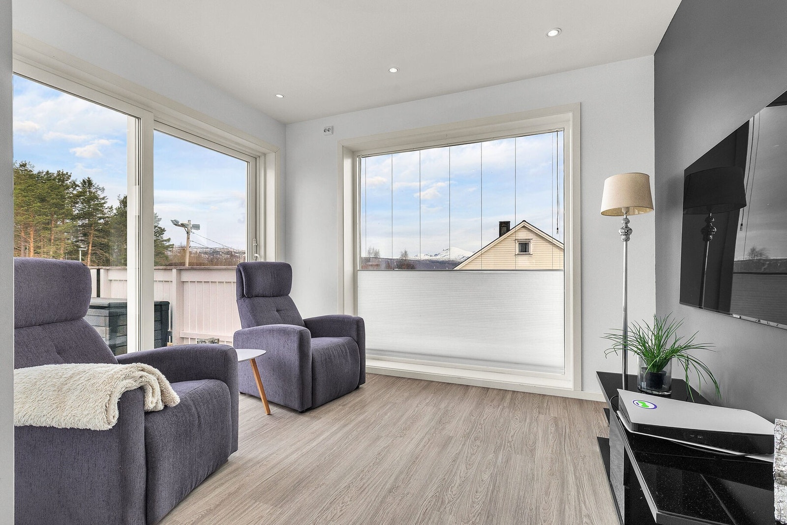 Loftstue med utgang til solrik veranda Galleribilde