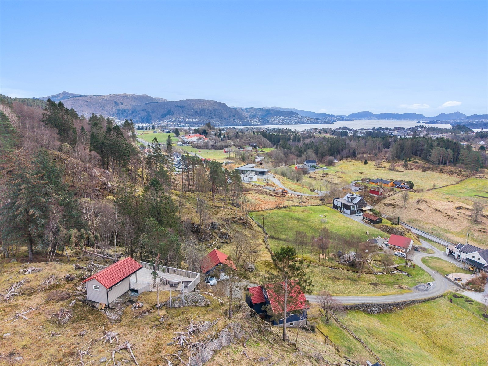 Sagstad er et rolig boligområde med kort gangavstand til både skoler, barnehager og det tar ca 3 minutter å kjøre til Frekhaug sentrum. Galleribilde