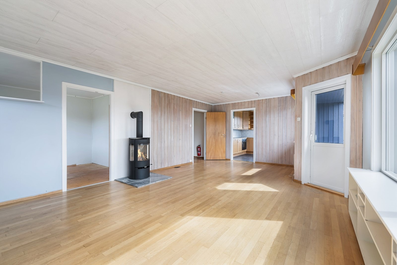 Vedovn i stue som gir god varme i huset. Galleribilde