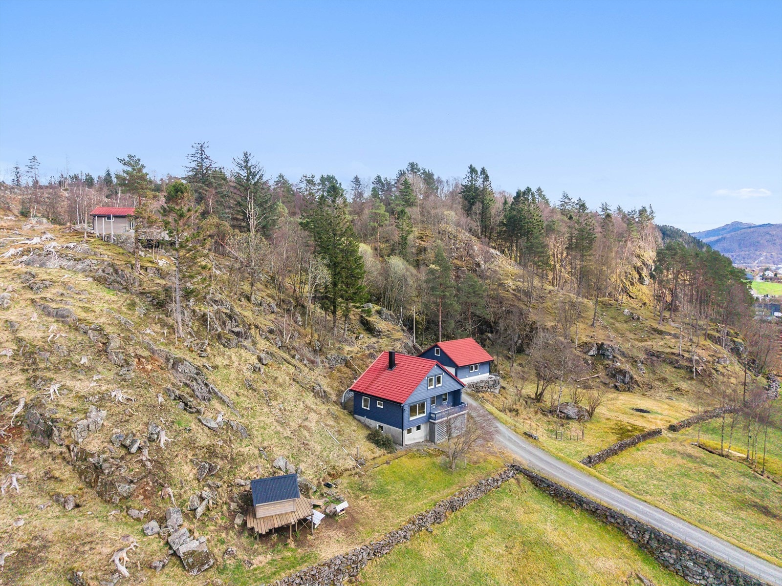 Tomten er på ca 5,3 mål og ligger i et område som er avsatt til LNF - Landbruk, natur og fritid. Galleribilde