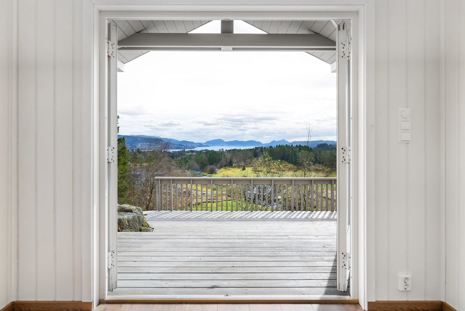 Fra høydedraget har du fantastisk utsikt mot Frekhaug, videre mot Salhus og innover mot Bergens fjord og fjell. Galleribilde