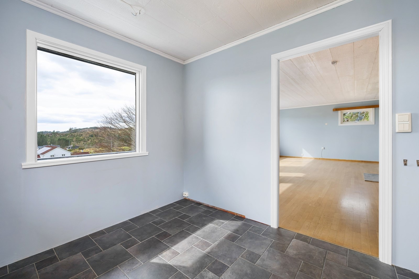 Lukket kjøkken med tilkomst fra stue. Galleribilde