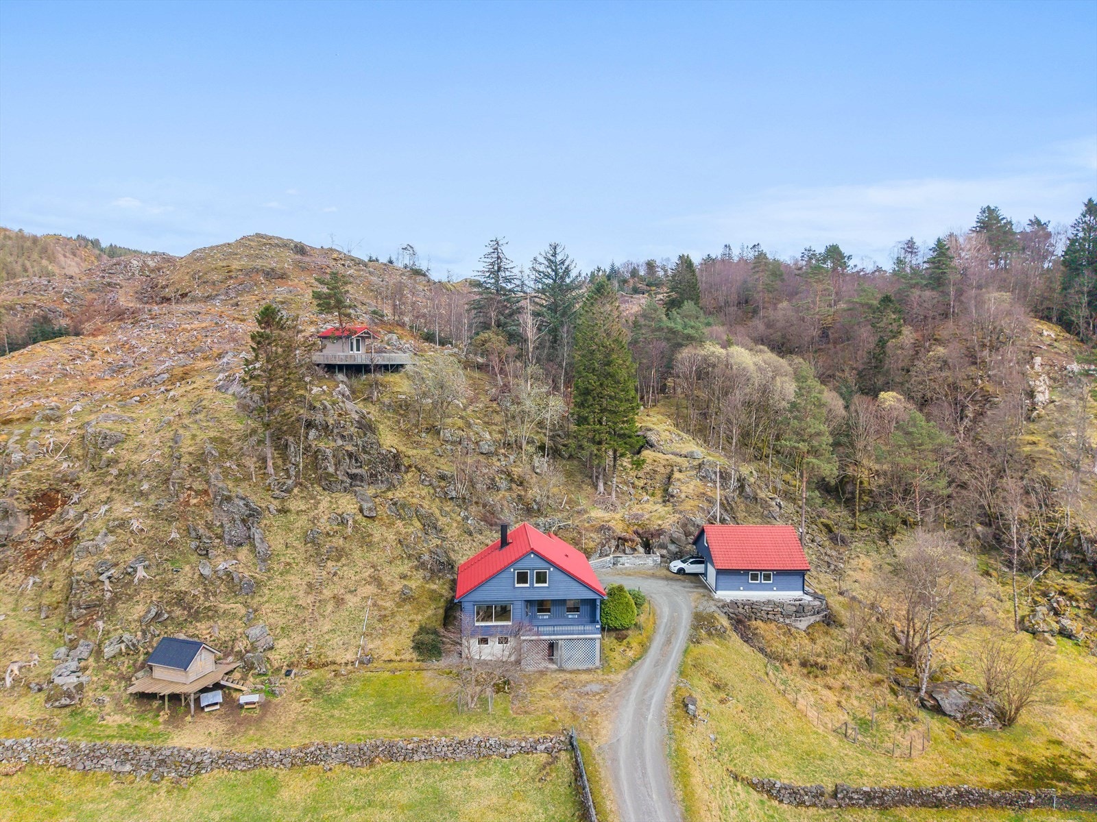 Eiendommen ligger rolig og tilbaketrukket på Sagstad, men har likevel kort avstand til Frekhaug og Knarvik. Galleribilde