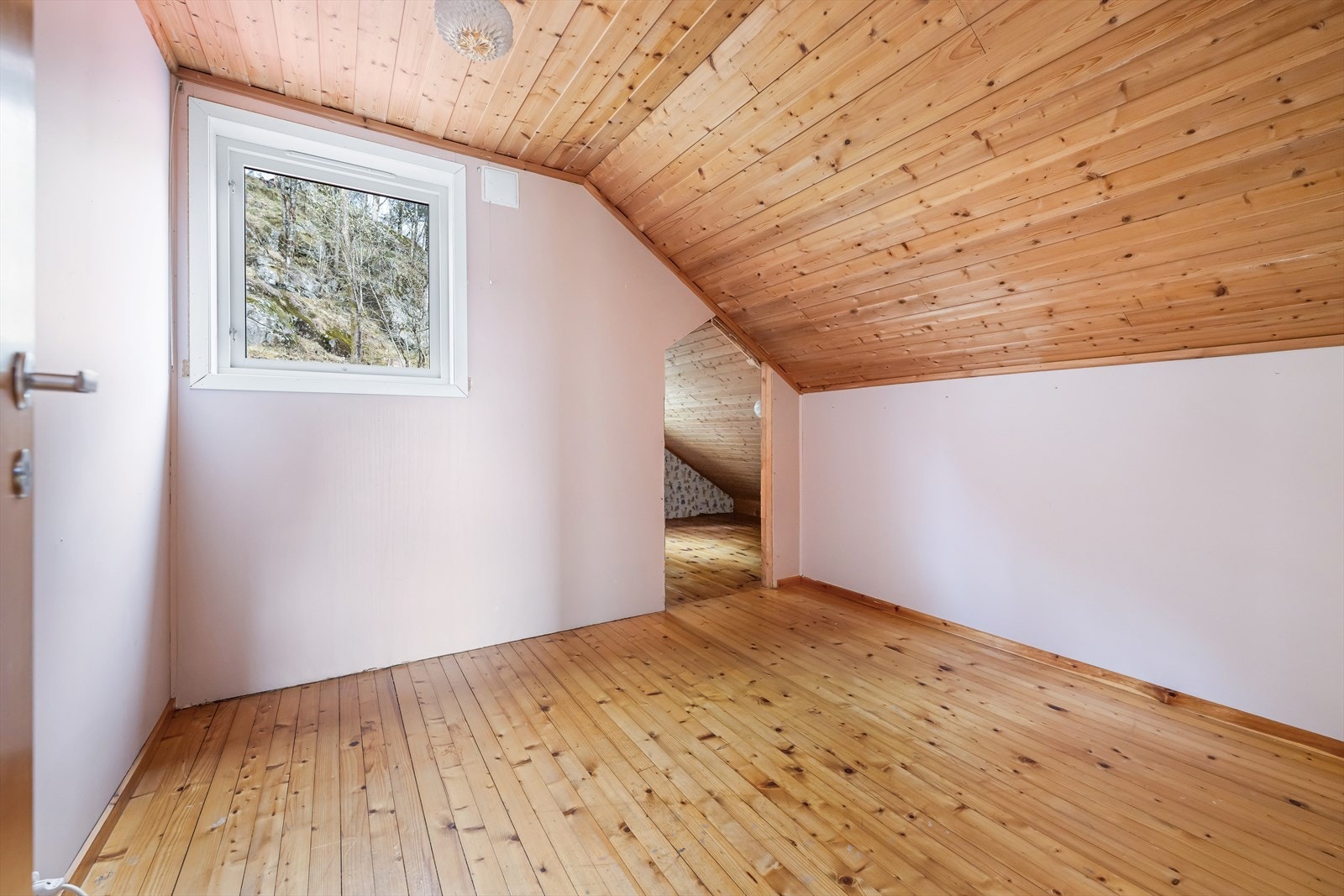 Koselig barnerom med en liten "lekeplass" innerst i rommet. Galleribilde