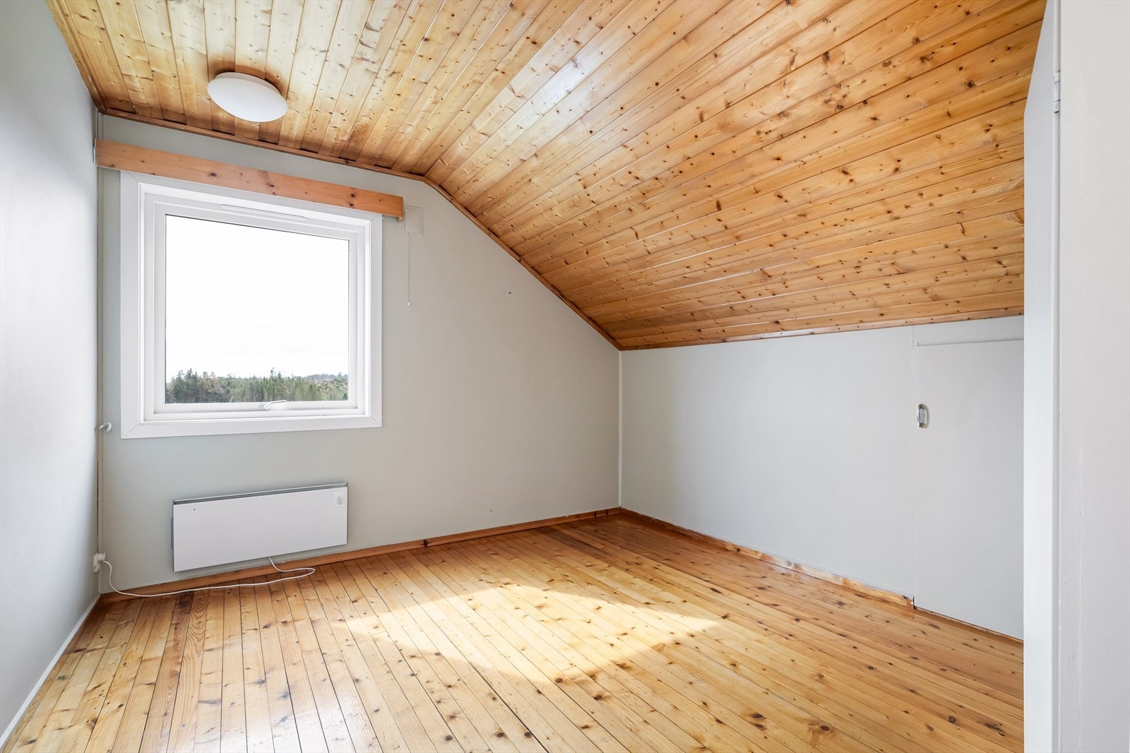 Speilvendt soverom med lagringsplass. Galleribilde