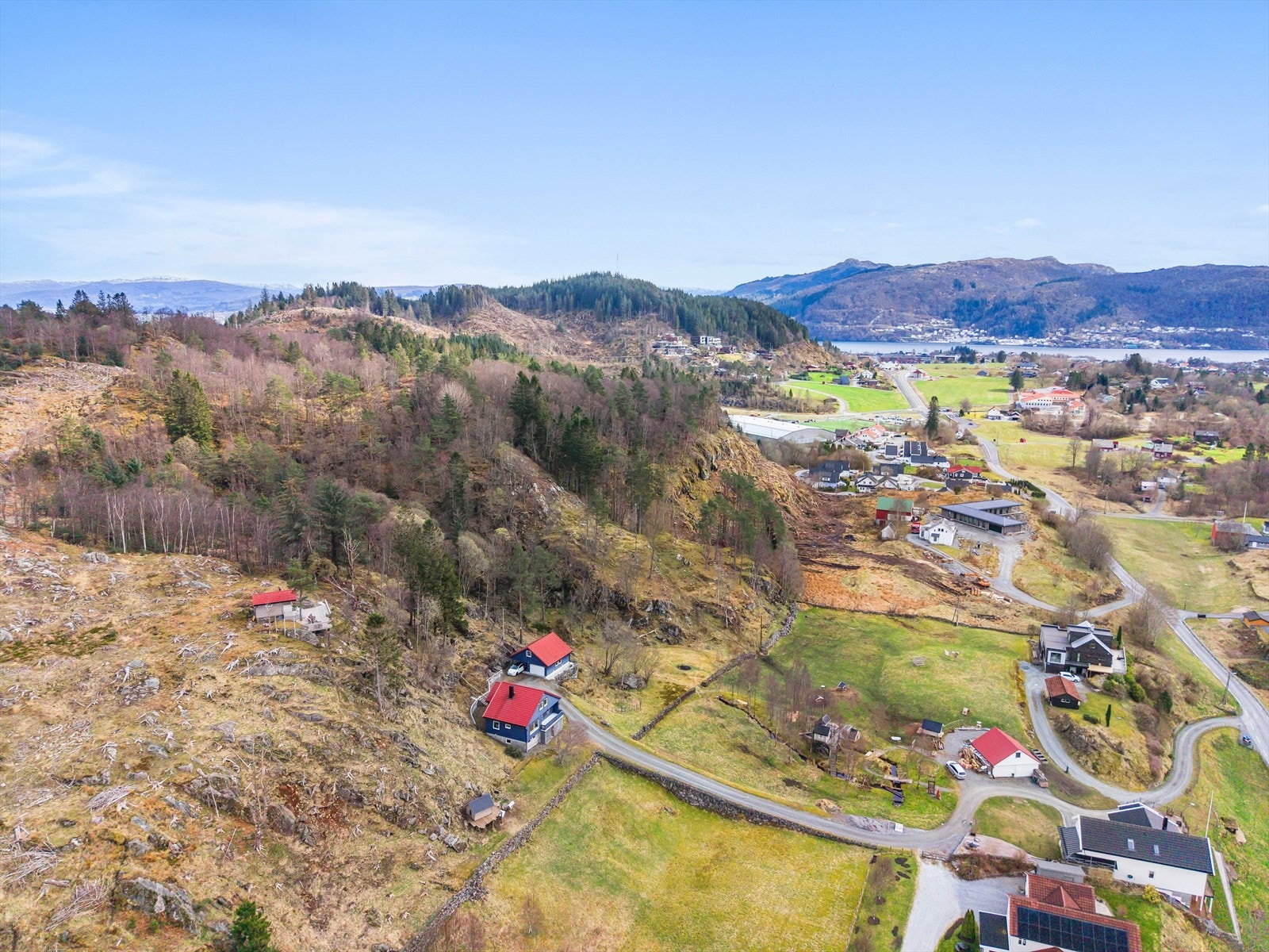 Fra eiendommen er det også enkel tilkomst til Krossfjellet som er en populær fjelltur. Galleribilde