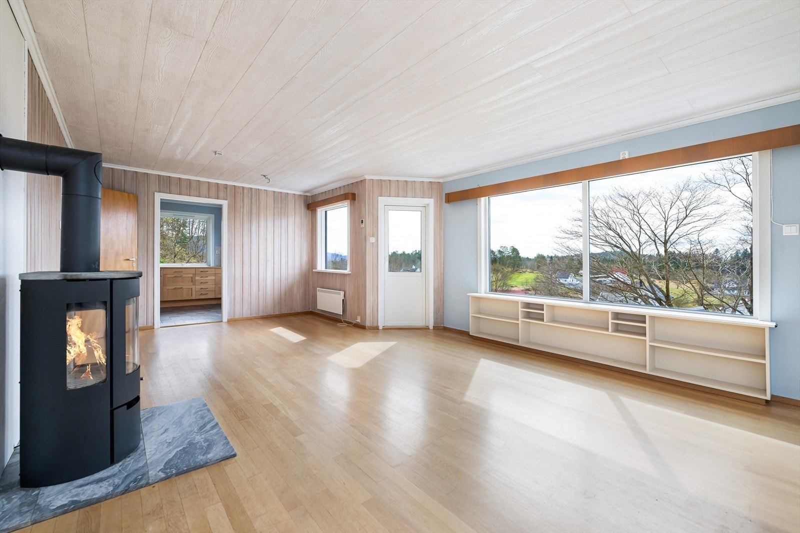 Stuen er romslig og har store vindusflater som gir god utsikt og lysinnslipp. Galleribilde