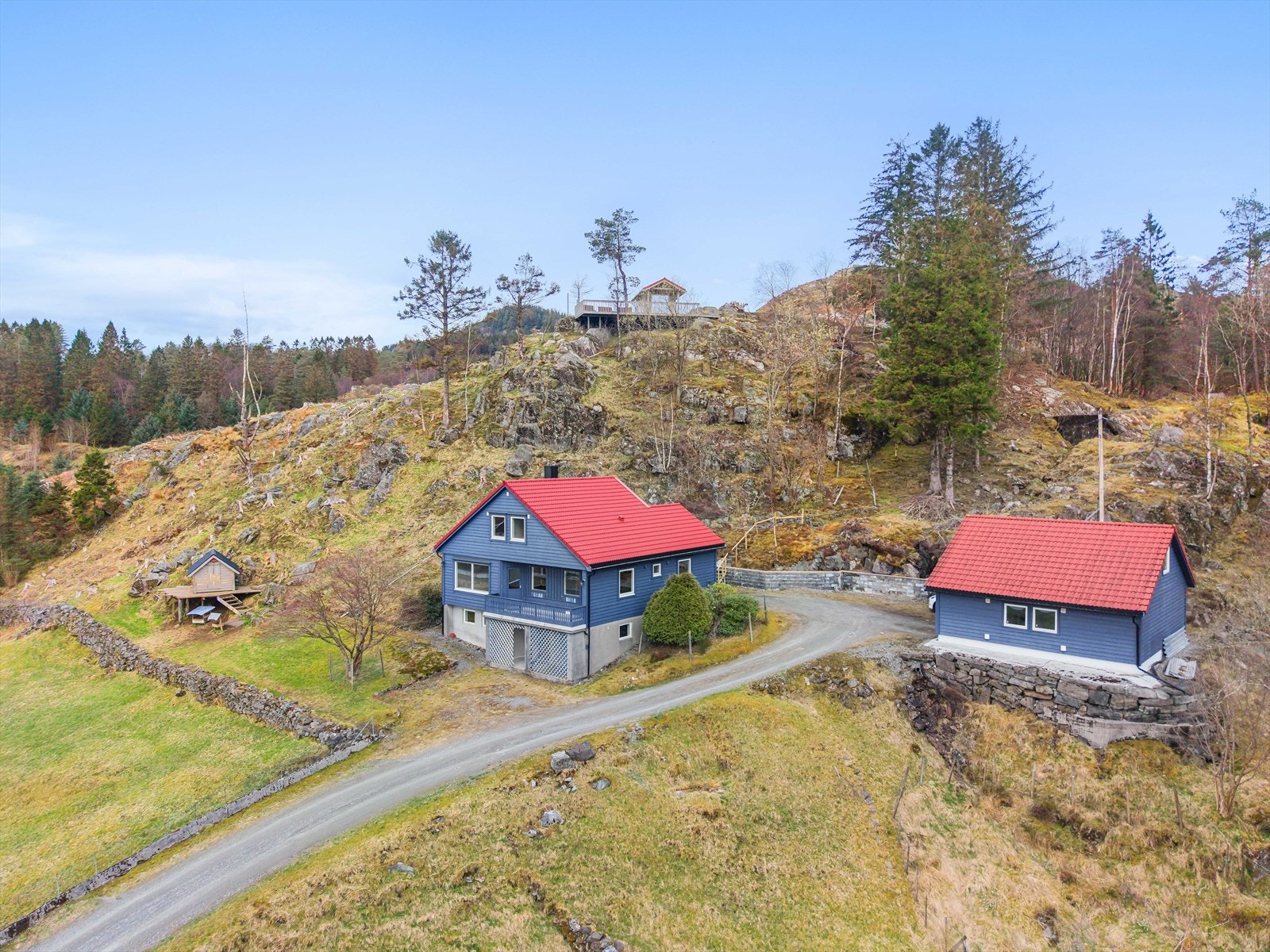 Eiendommen er svært innholdsrik. Stor enebolig over 3 plan, nyere garasje/carport med loft, geithus og lysthus. Galleribilde