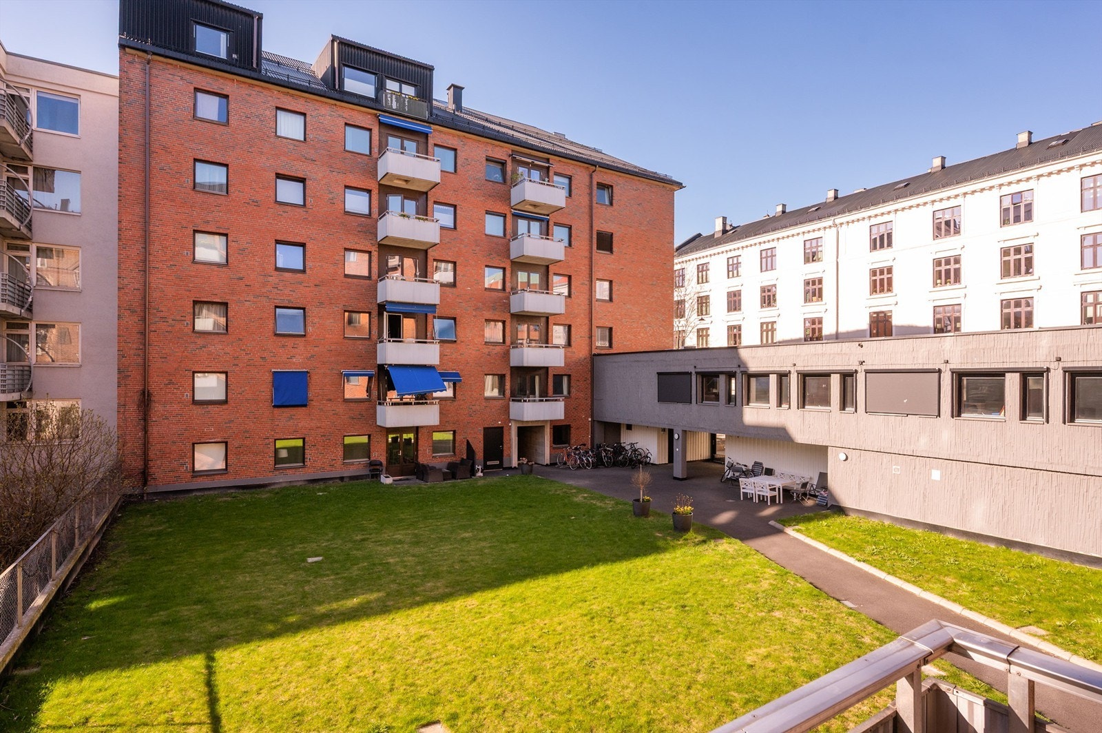 Hyggelig utsyn fra balkongen til felles bakgård. Galleribilde