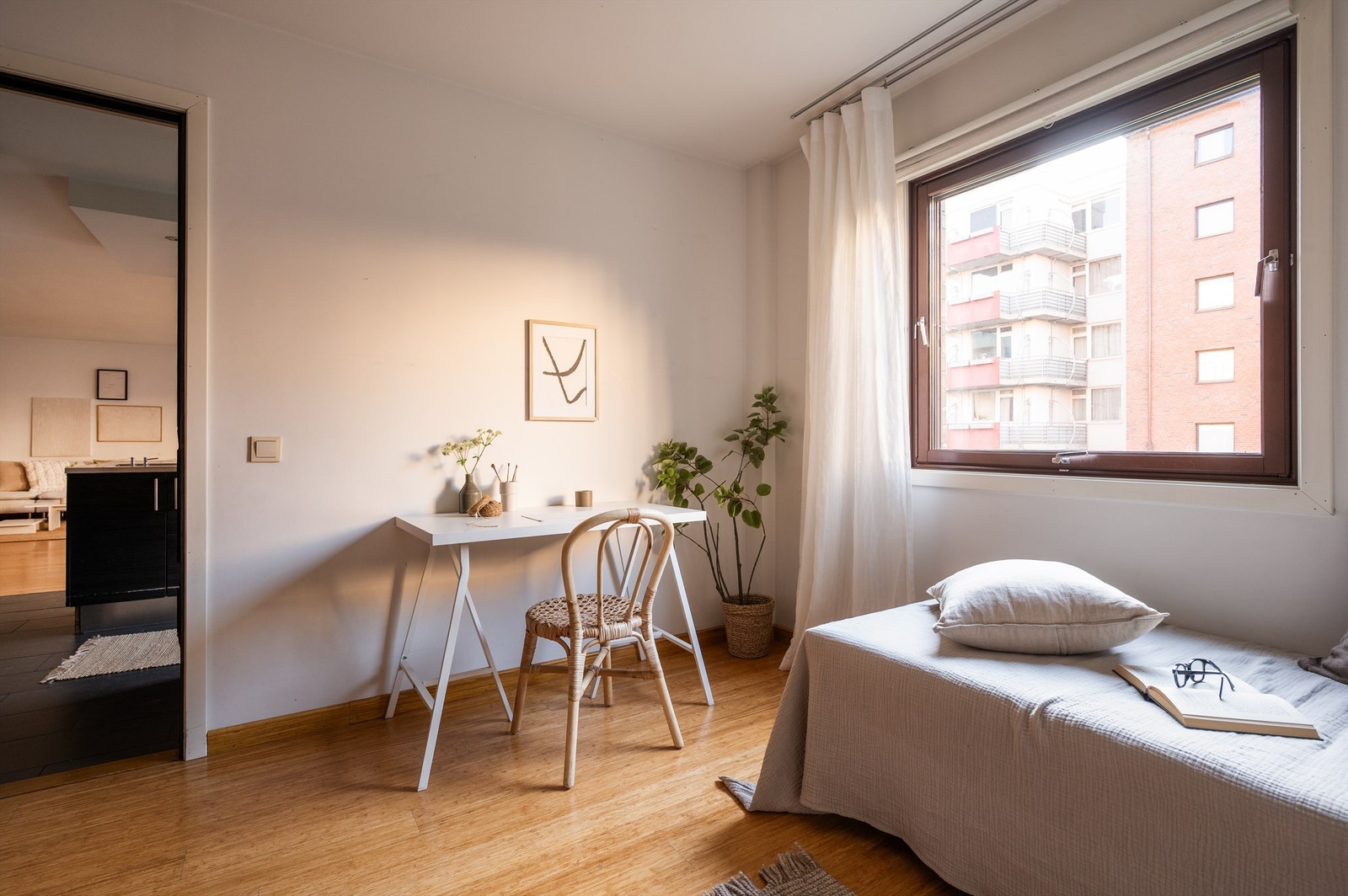 Det er godt med plass til en dobbeltseng, nattbord og oppbevaring. Galleribilde