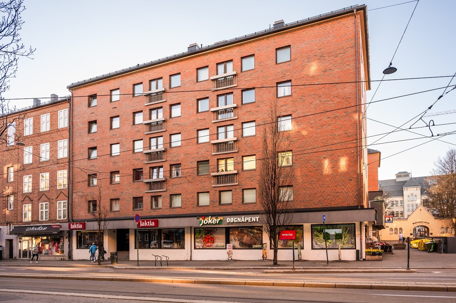 Dagligvarehandel er svært enkelt med Rema 1000, Jacobs, MENY, Smaken av Italia og Vinmonopolet i nærheten - og Joker ligger praktisk talt rett ved inngangen til leiligheten. Galleribilde
