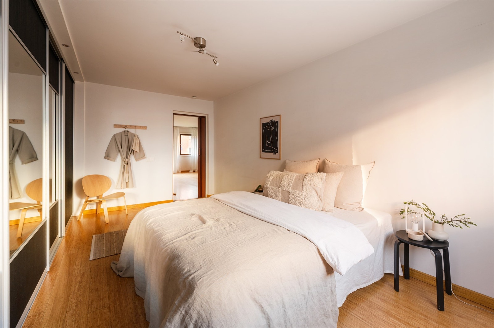 Med en stor skyvedørsgarderobe har man rikelig med lagringsplass. Galleribilde