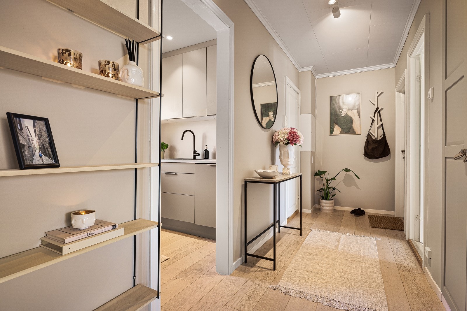 Fra stuen er det enkel og praktisk adkomst til kjøkkenet, noe som gir en funksjonell og effektiv løsning i hverdagen. Galleribilde